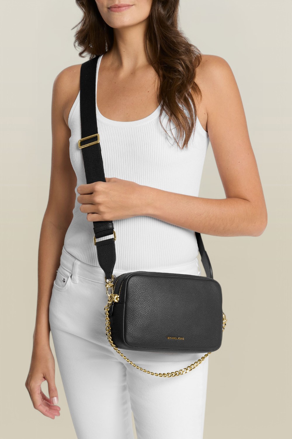 תמונת כל הלוק של תיק קאמרה בריאנט מדיום MICHAEL KORS